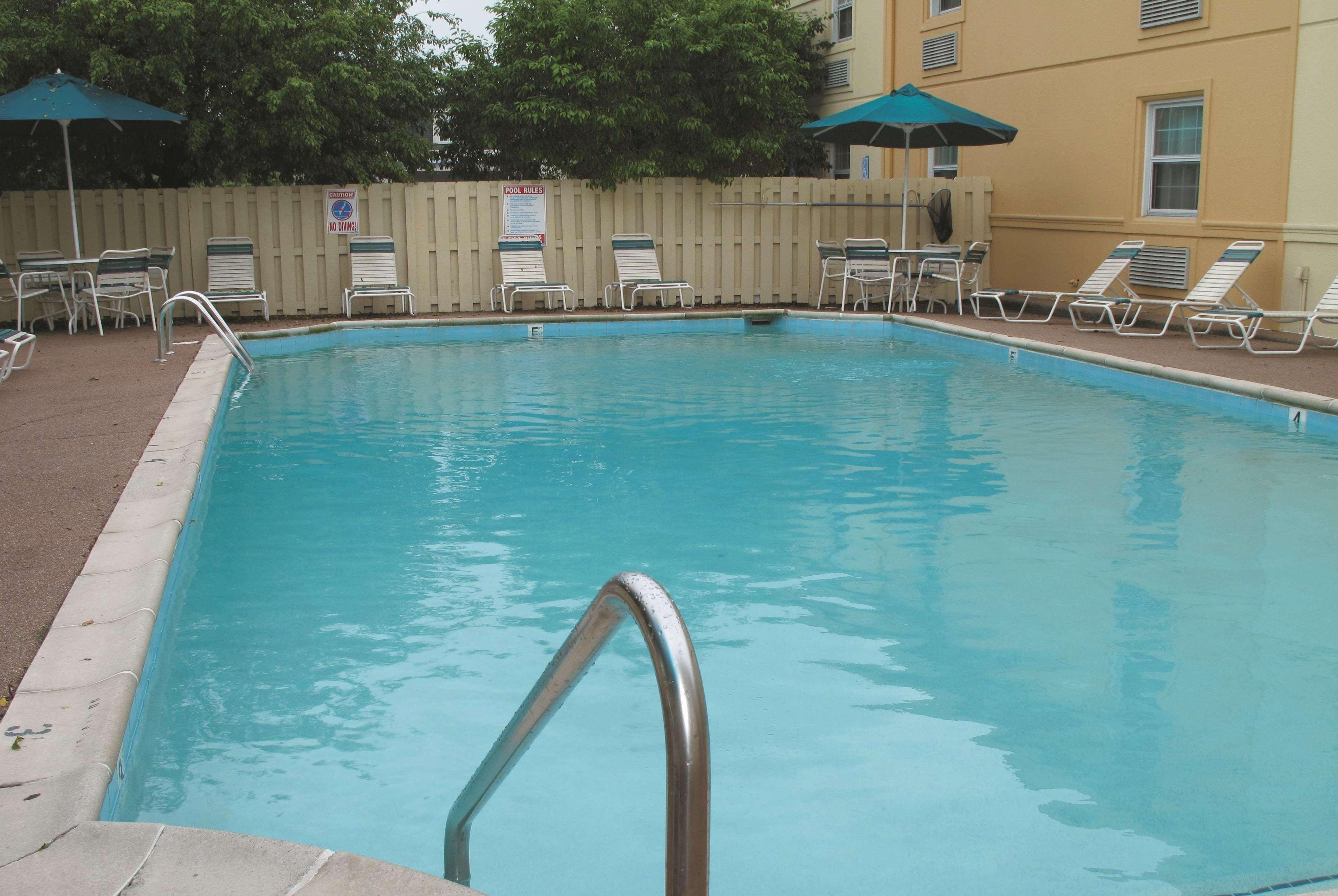 La Quinta Inn By Wyndham Indianapolis Airport Lynhurst Exterior foto